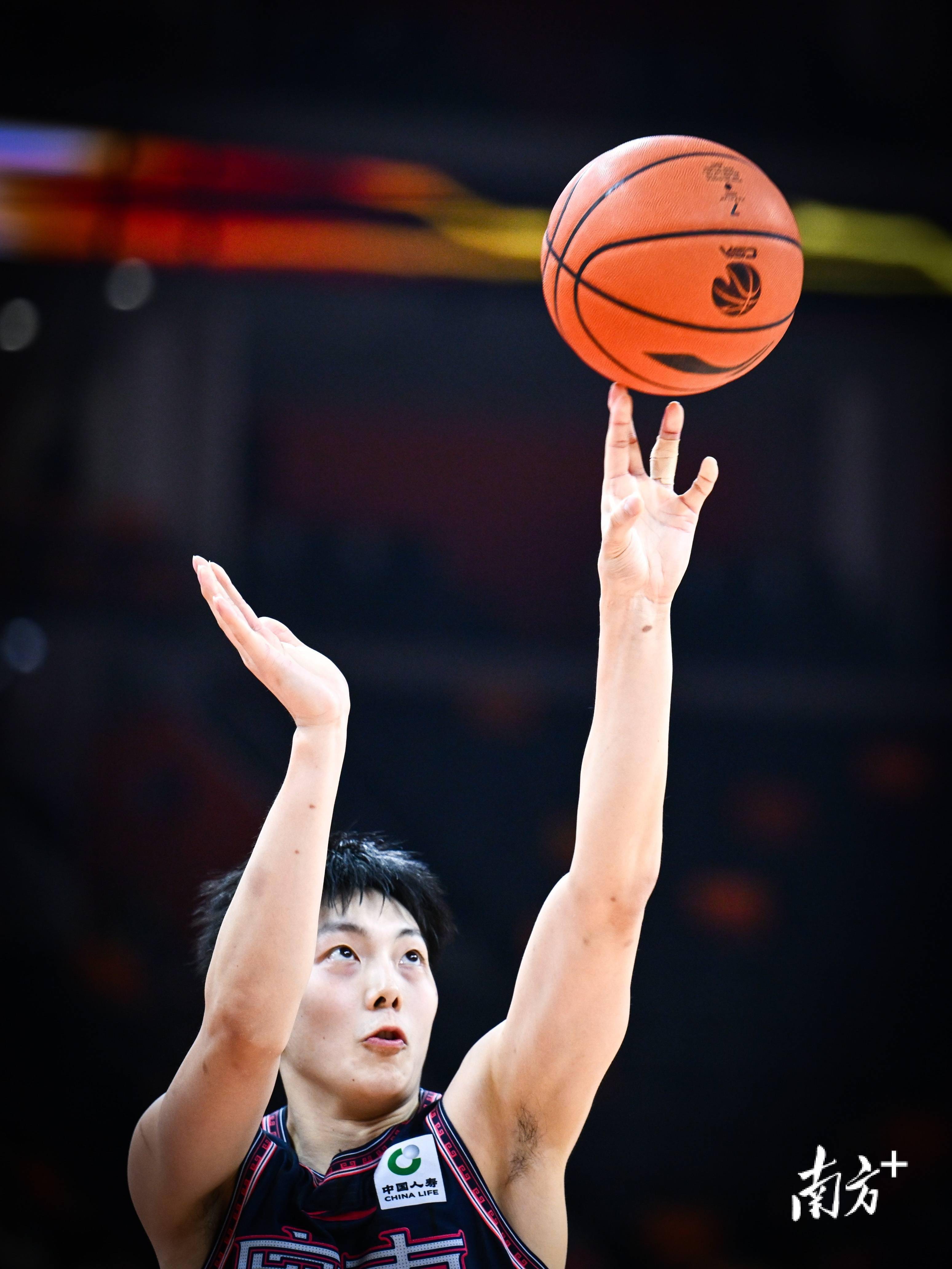 黑白直播nba在线观看-广东华南虎客场大捷，实现三连胜的简单介绍