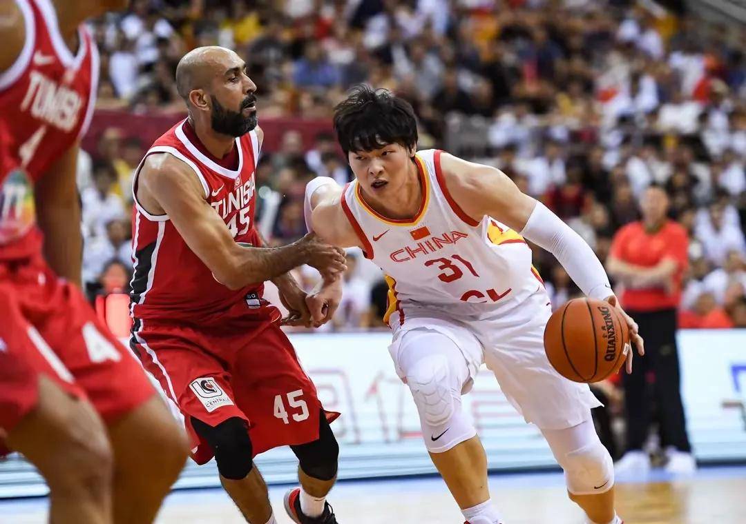 黑白直播网-篮球比赛中爆发了激烈的对抗,引人瞩目