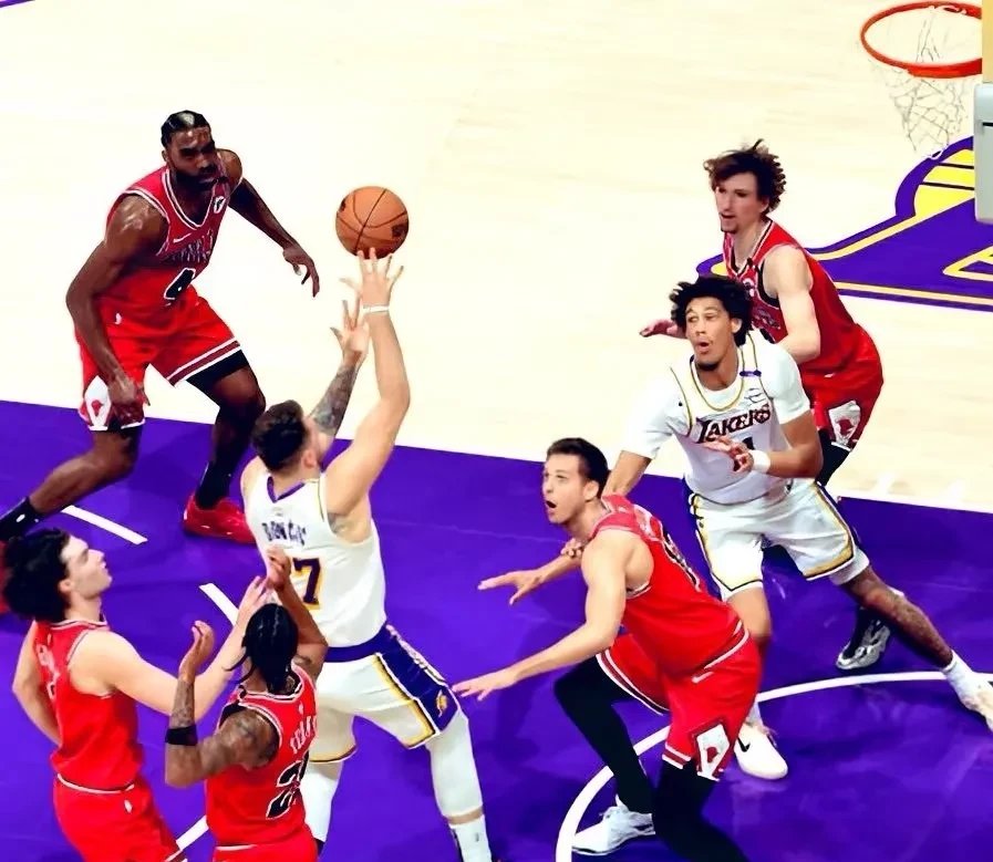 篮球比赛中爆发了激烈的对抗,引人瞩目 篮球比赛中爆发了激烈的对抗,引人瞩目