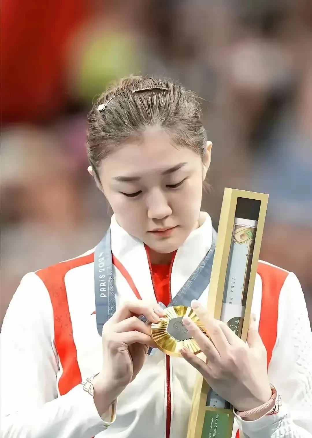 黑白直播体育-精神矍铄女队员在比赛中表现抢眼，力夺胜利