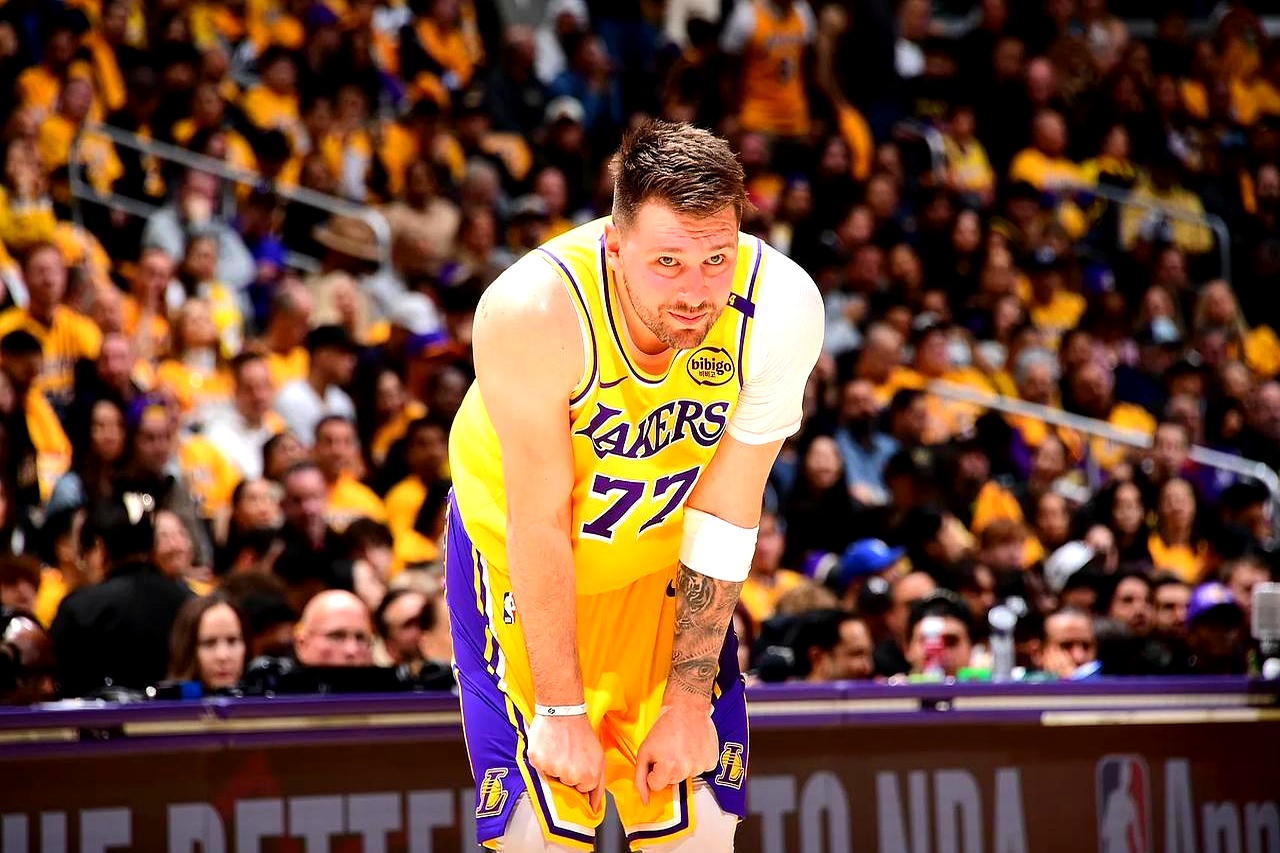 黑白直播体育-神秘伤情曝光:湖人队核心伤情扑朔迷离的简单介绍