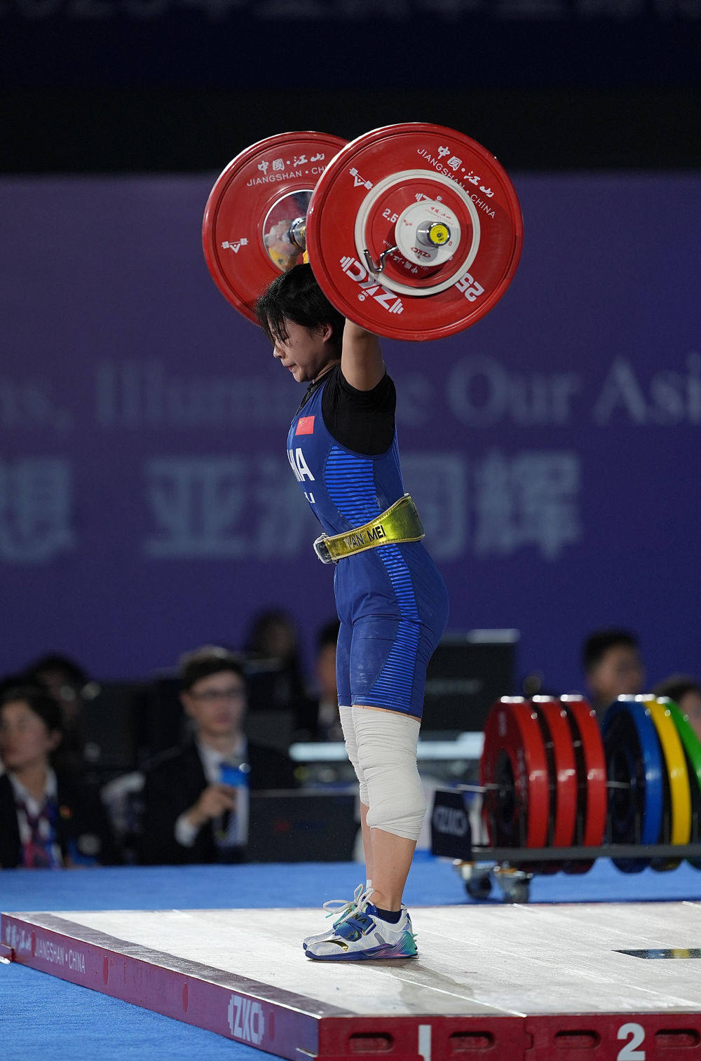 黑白直播体育-举重比赛中哈萨克斯坦选手斩获金牌