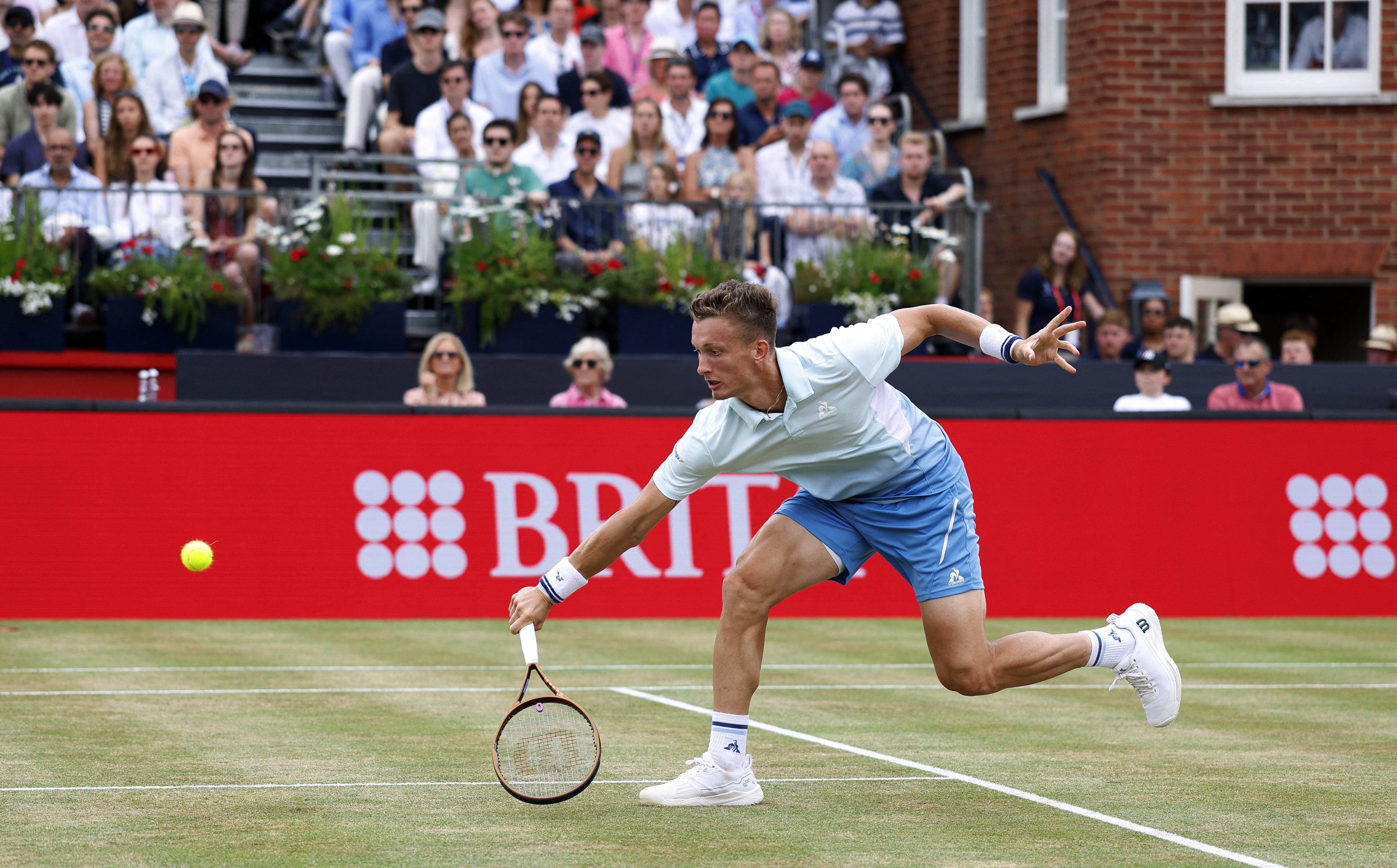 黑白直播-美国网球队完胜英国网球队，阿尔卡拉斯关键制胜的简单介绍