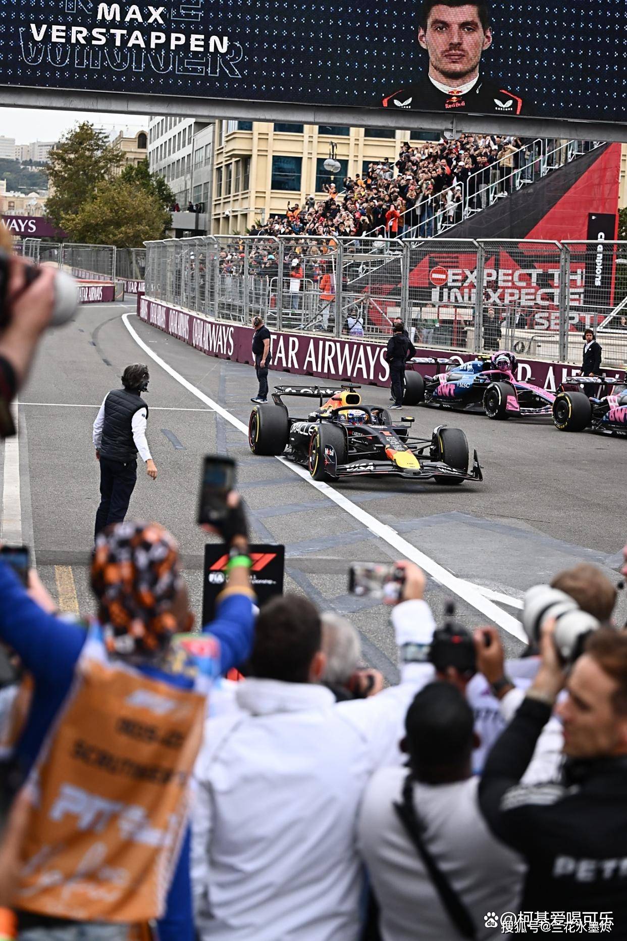 包含梅赛德斯轻取法拉利，塞恩斯统治全场的词条