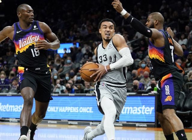 马刺鏖战天津队，保罗关键制胜