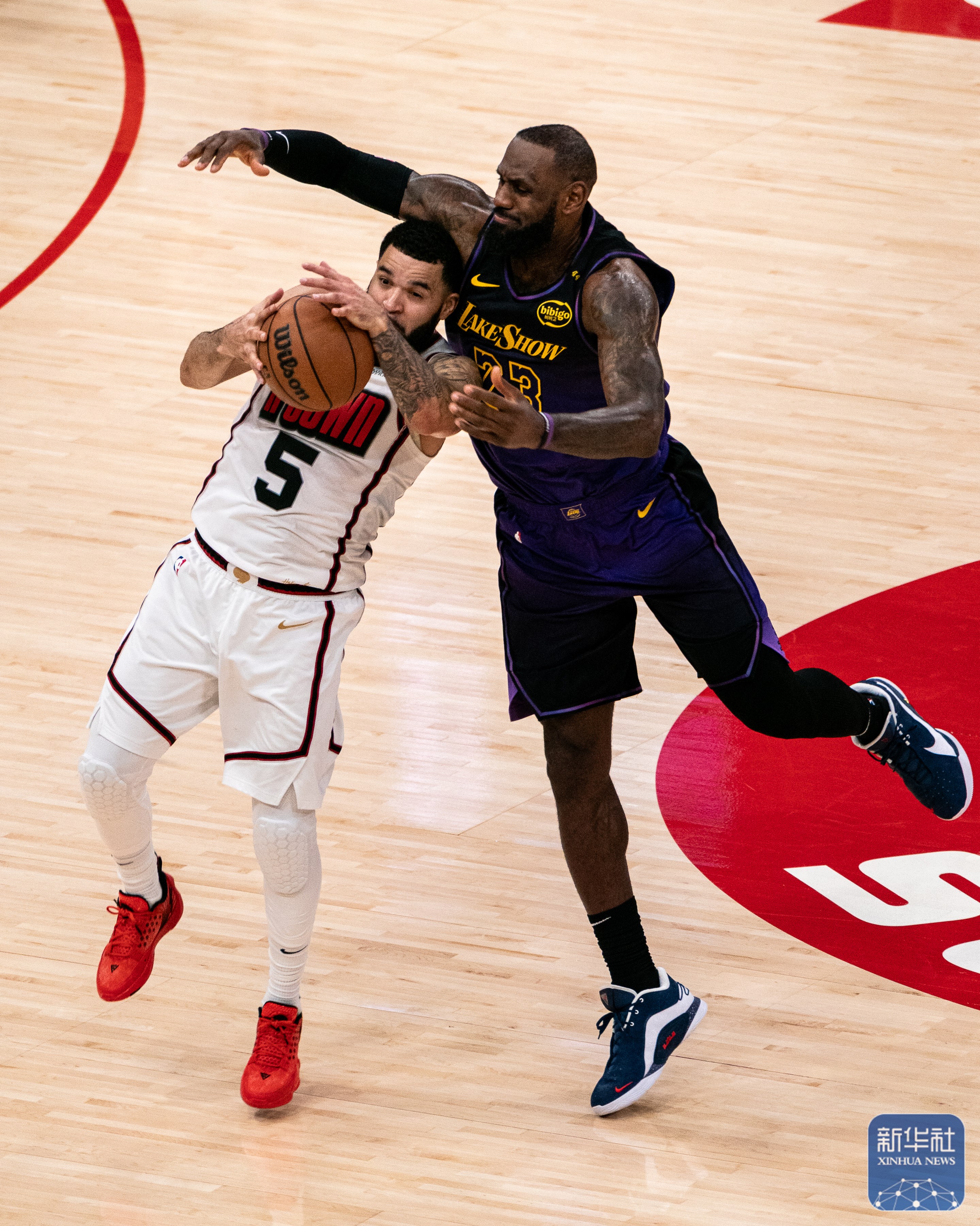 湖人鏖战国王,福克斯状态火热 湖人鏖战国王,福克斯状态火热